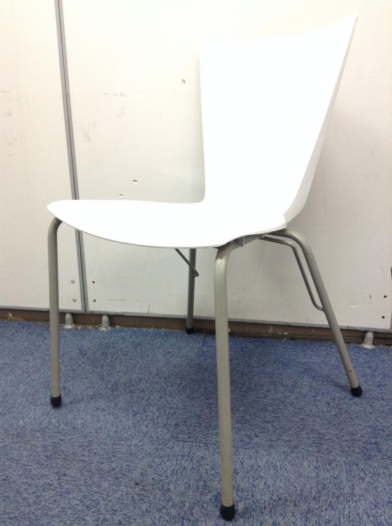 【人気のホワイトカラー】デザインがオシャレです！リフレッシュルームにどうぞ！
                        -
                                    中古
            