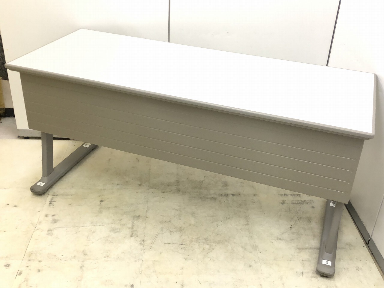 便利なスタックテーブルが入荷！！天板を折畳むことが可能です！！
                        その他シリーズ
                                    中古
            