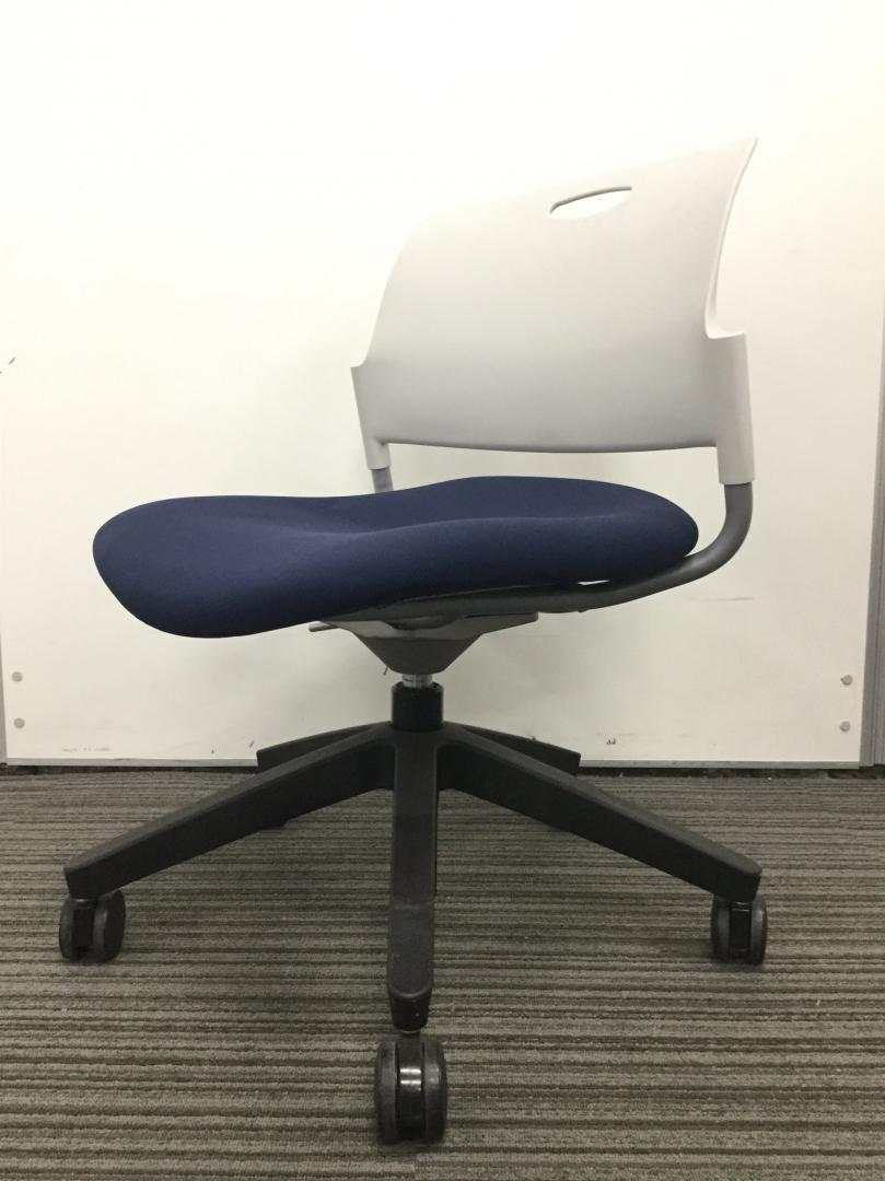 【在庫入替セール品】背もたれホワイトの爽やかチェア　上下昇降可能　内田洋行製MF-276
                        その他シリーズ
                                    中古
            