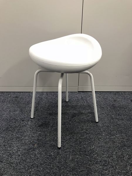 【麗奈形状のミーティング用チェア】エントランスやリフレッシュスペースに最適！
                        その他
                                    中古
            