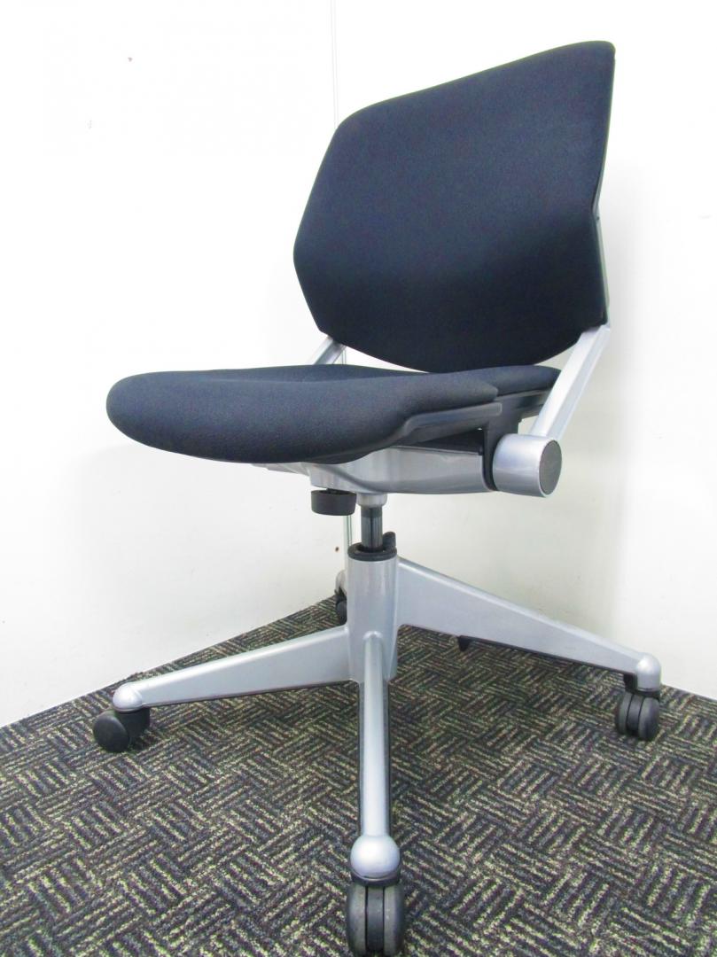 【20脚揃います！】おしゃれで独特の4本脚が安全性を確保！人間工学を取り入れたミーティングチェア！今までのスタッキングチェアにはない座り心地をご提供します！【中古オフィス家具】【さいたま市】
                        その他シリーズ
                                    中古
            