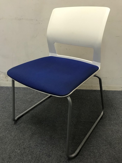 【4脚入荷！】人気のコクヨ製スタッキングチェア｜鮮やかなブルーカラー｜休憩室や会議用にいかがですか
                        その他シリーズ
                                    中古
            