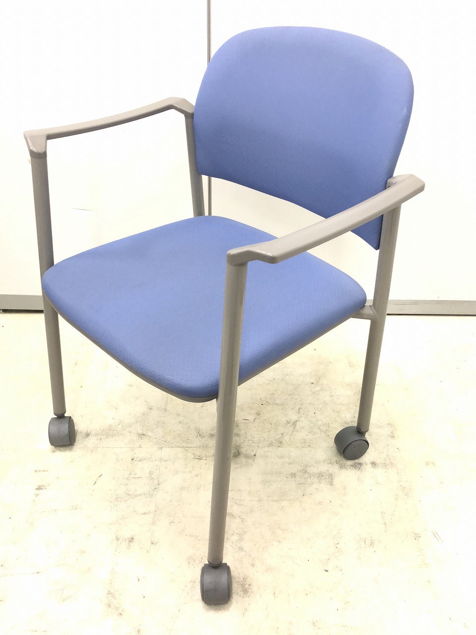 キャスターが付いて移動が便利なミーティングチェア！！
                        その他シリーズ
                                    中古
            