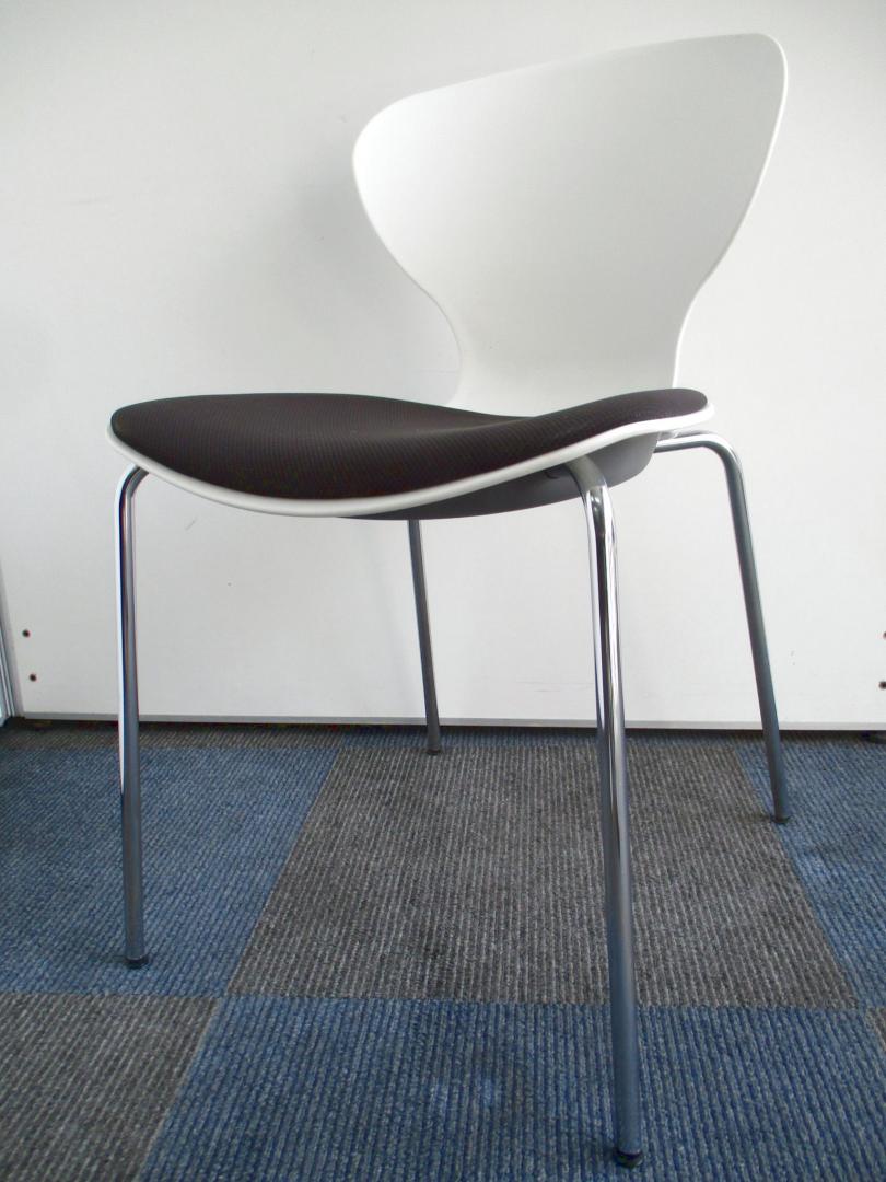 【大量に入荷！】なめらかな曲線が美しいデザイン【会議室やミーティングルームにいかがでしょうか】
                        その他シリーズ
                                    中古
            