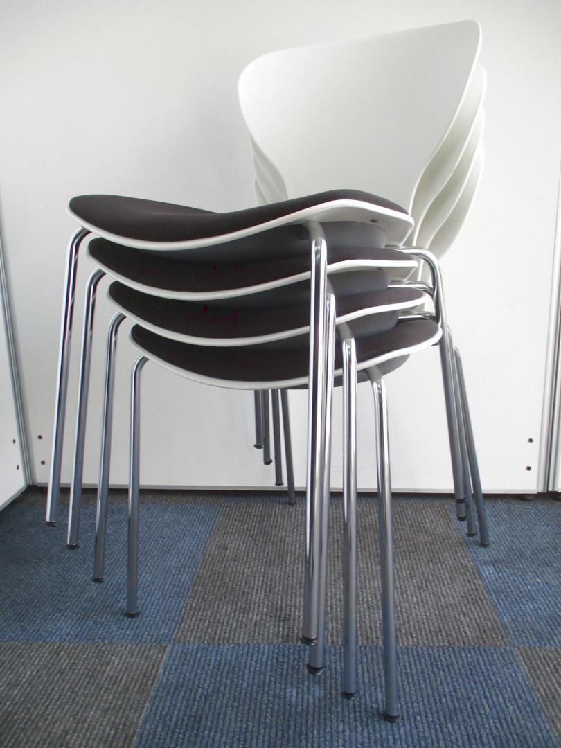 【お得なセット品！】4脚まで重ねておけます！【人気のホワイト色でミーティングスペースにオススメ！】
                        その他シリーズ
                                    中古
            