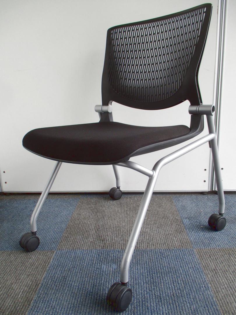 【トップクラスの座り心地！】会議室などにおすすめ！【座面を跳ね上げ収納！】
                        グラータ
                                    中古
            