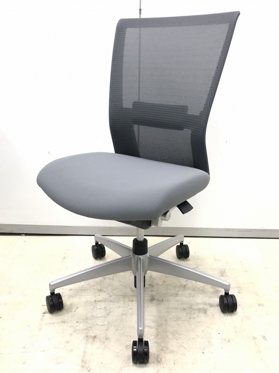 【新古品】コクヨ　フォスターカリノ【事務椅子】アウトレット【オフィスチェア】未使用品を限界価格でご奉仕【おつとめ品】魅惑のメッシュチェア
                        フォスターカリノ
                                    中古
            