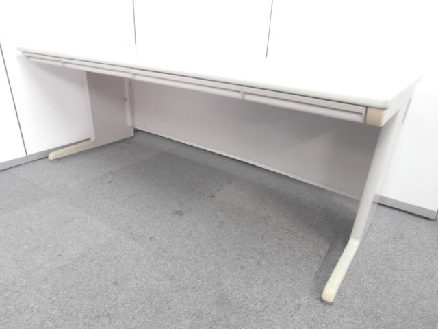 【横幅１８００ｍｍの平机・国産メーカーの人気シリーズ】■オカムラ製　■SD－V
                        SD-Vデスクシステム
                                    中古
            