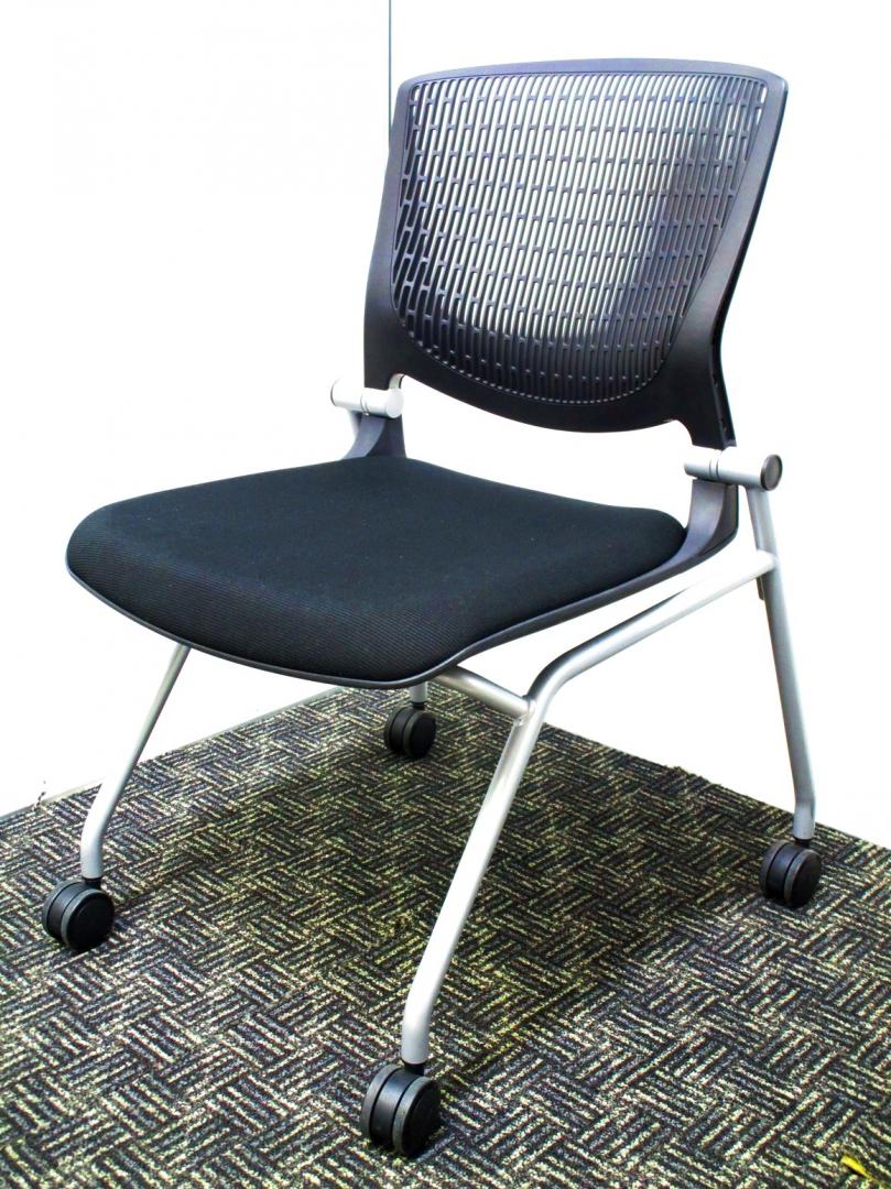 【20脚以上揃います！】2015年製！耐久性抜群！オカムラ製ネスティングチェア【グラータ】！人気のブラック！
新しいのに安い！【中古オフィス家具】【さいたま】
                        グラータ
                                    中古
            