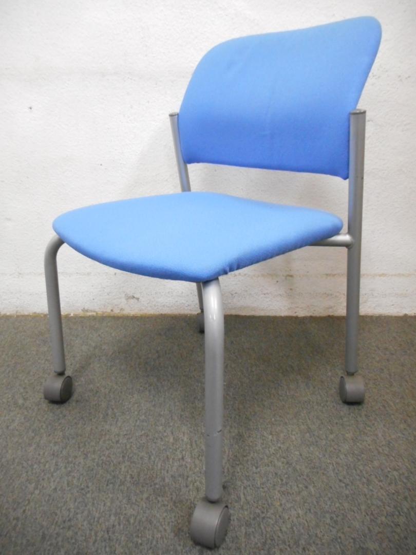【スムーズに動かせるキャスター付】■コクヨ　スタッキングチェア　ライトブルー【B】
                        その他シリーズ
                                    中古
            