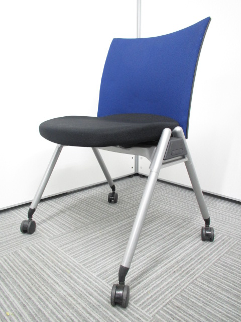 【社内でも奪い合いの人気者が入荷!!】キャスター付きで移動も楽々はミーティングチェア!!スタイリッシュなシルバー脚!!早い者勝ち！
                        その他シリーズ
                                    中古
            