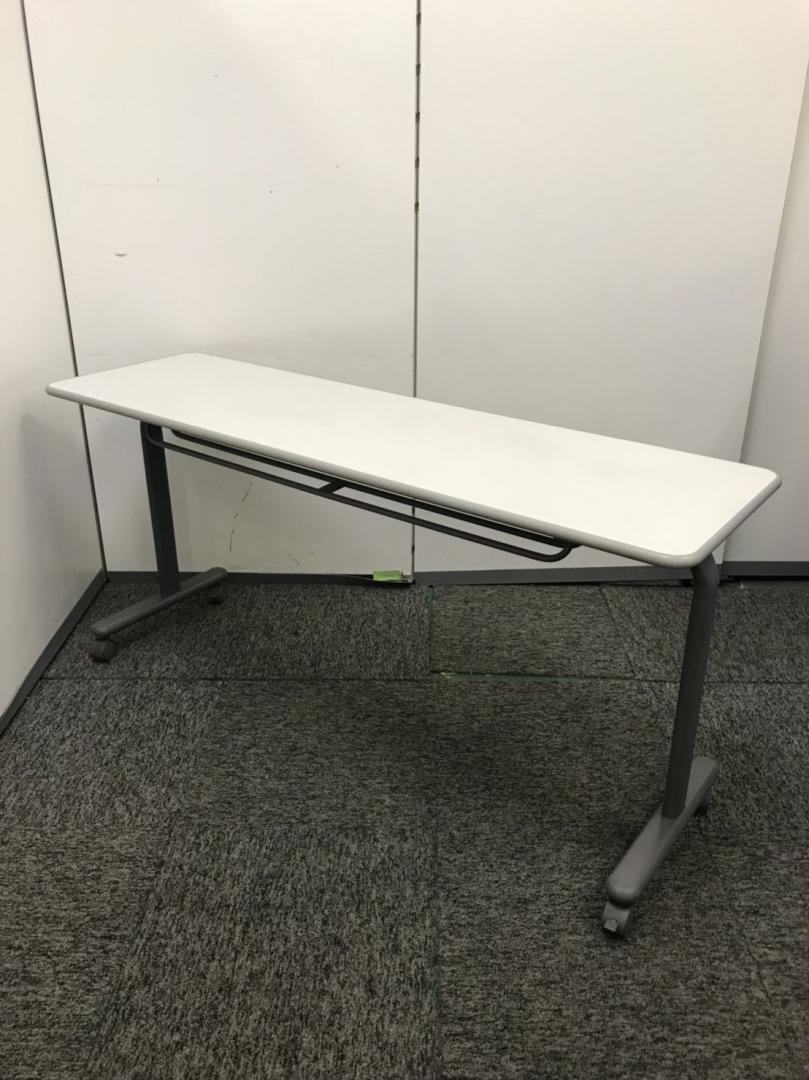 天板を折りたためるテーブルの入荷です！キャスターも付いていて、移動も簡単です！
                        その他
                                    中古
            