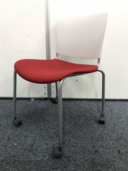 【おつとめ品】【キャスタ付き】スタッキングチェア　移動がし易いチェアです。｜定価：24,500円
                        Fitona
                                    中古
            