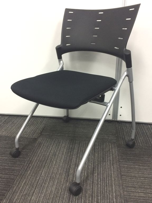 【イトーキ製・ブラックカラー】あると便利なネスティングチェア！横に重ねられるので整理整頓可能！
                        マノス
                                    中古
            