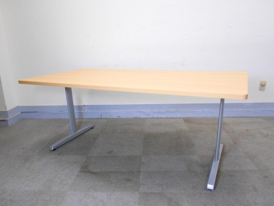 【KS】[シンプルデザイン]ミーティングテーブル　幅1800ｍｍ　メラミン天板仕様で手の跡
目立たない!
                        その他シリーズ
                                    中古
            