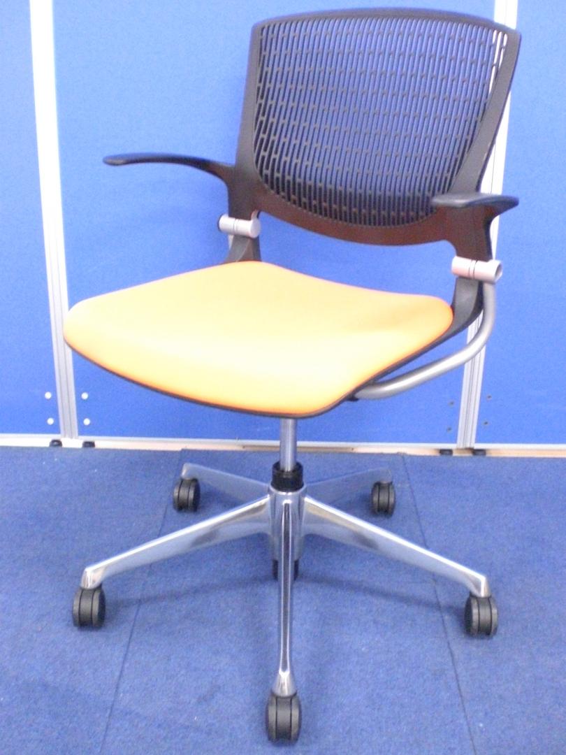 [珍しいミーティングタイプ!!]岡村製グラータ!! 昇降機能もあり長時間のミーティングでも、ゆったりと!!【B】
                        グラータ
                                    中古
            