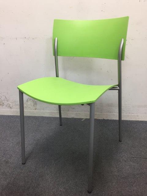 【残り4脚】全面樹脂製で汚れに強い！｜オカムラ製｜グリーン色
                        ch@ty
                                    中古
            