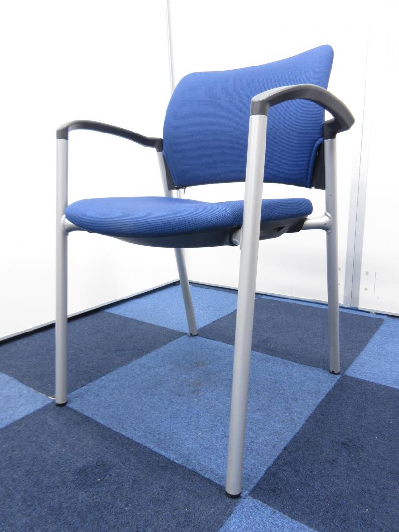 【3脚限定!!】鮮やかなブルーが美しいチェアです!!【重ねて省スペース!!】
                        その他シリーズ
                                    中古
            