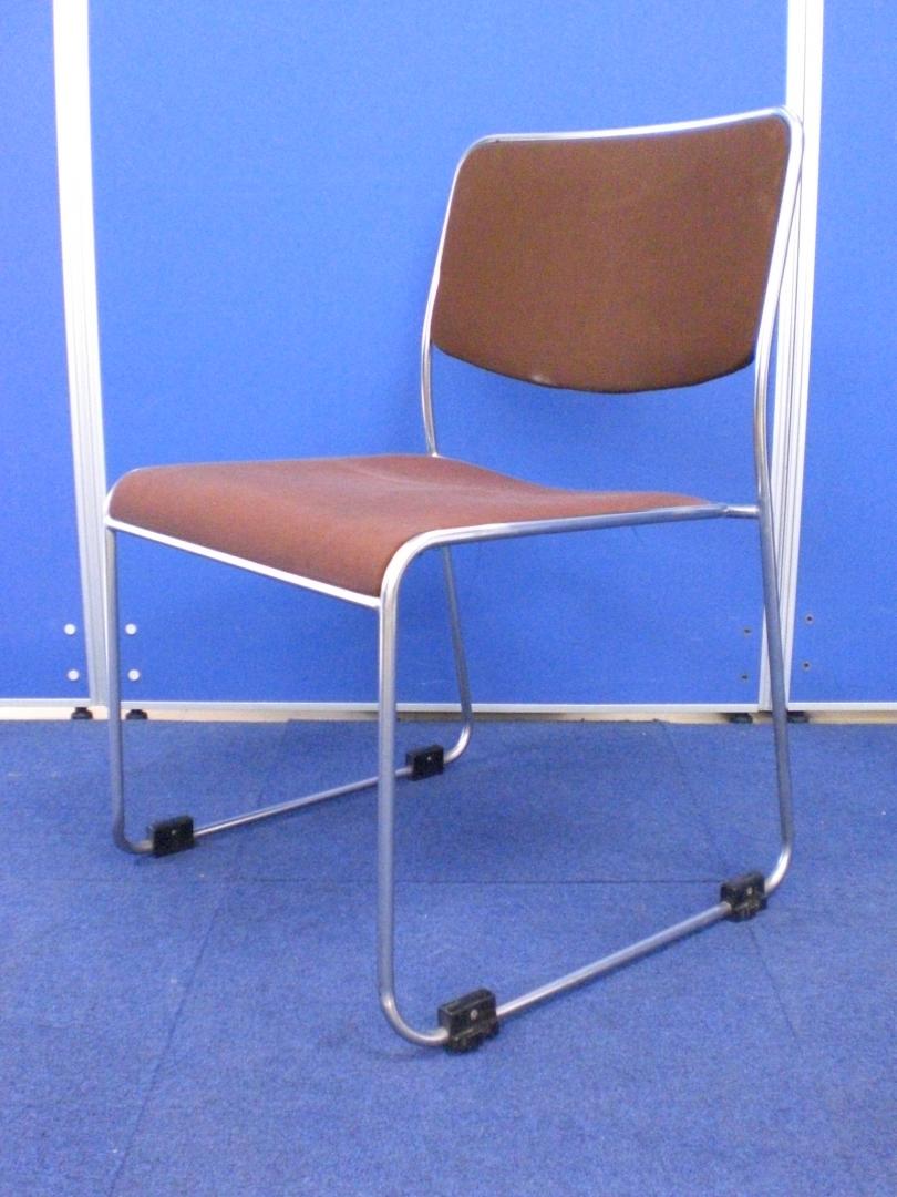  [コスト重視ならコレ!!]岡村製作所(okamura) スタッキングチェア ■景観を損ねないブラウンカラー■使わないときには重ねて収納可能!!
                        その他シリーズ
                                    中古
            