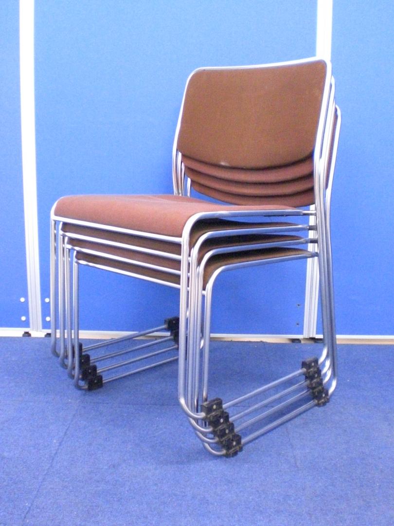  [お買い得品がセットで更にお買い得に!!]岡村製作所(okamura) スタッキングチェア ■景観を損ねないブラウンカラー■使わないときには重ねて収納可能!!
                        その他シリーズ
                                    中古
            