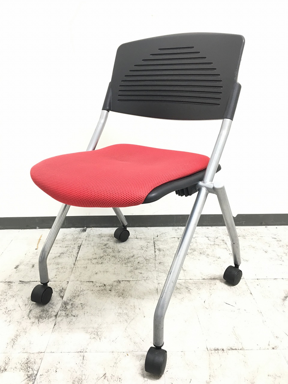 ブラック×レッドの組み合わせ！　ネスティングチェアが８脚入荷致しました。
                        -
                                    中古
            