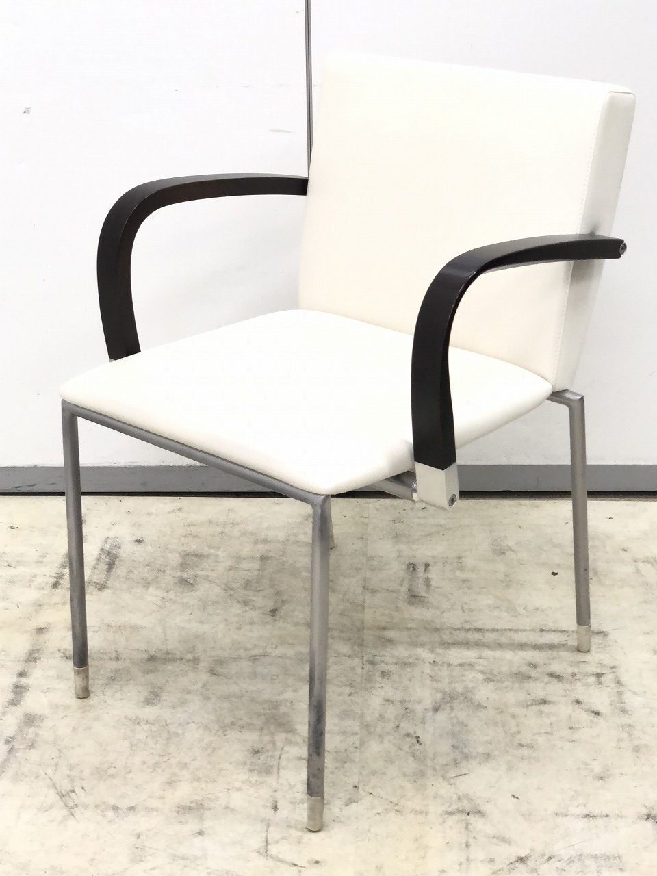 【おつとめ品】モダンでおしゃれなチェアです！【会議椅子】ビニールレザーでお手入れ簡単！！【ミーティングチェア】肘に多少傷ありで特価！
                        　
                                    中古
            