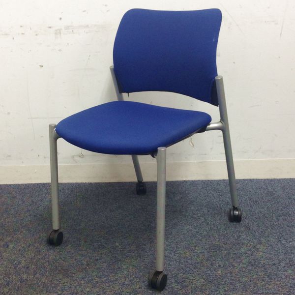 【12脚入荷】キャスター付きスタッキングチェア！！　収納効率が良く、移動も楽々！！　ミディアムブルー
                        その他シリーズ
                                    中古
            