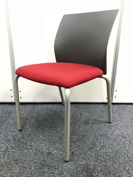 【Steelcase製】スタッキングチェア　背：樹脂、座面：布　カラー：レッド
                        その他シリーズ
                                    中古
            