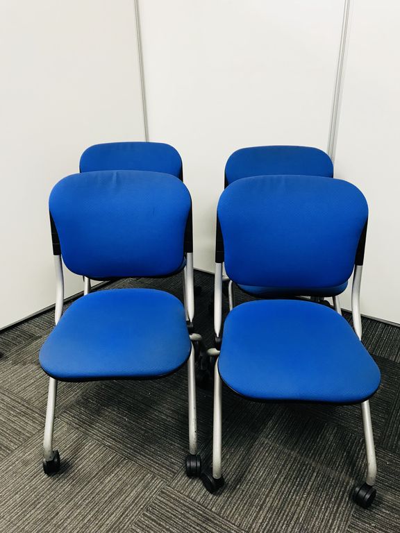 【4脚セットなので10%OFFとお買い得！】人気のブルーカラー、キャスターもあるので移動も便利なネスティングチェア！
                        トーションライン
                                    中古
            