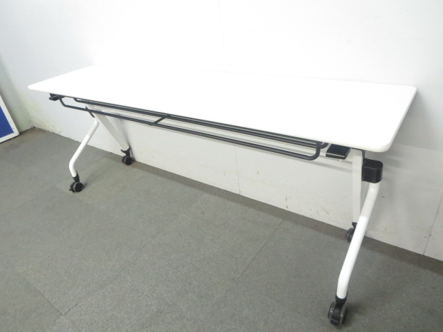 【おつとめ品！】■平行スタックテーブル　ホワイト　W1800mm　　■天板部分に剥がれがございますが、機能に不備はありません！
                        その他シリーズ
                                    中古
            