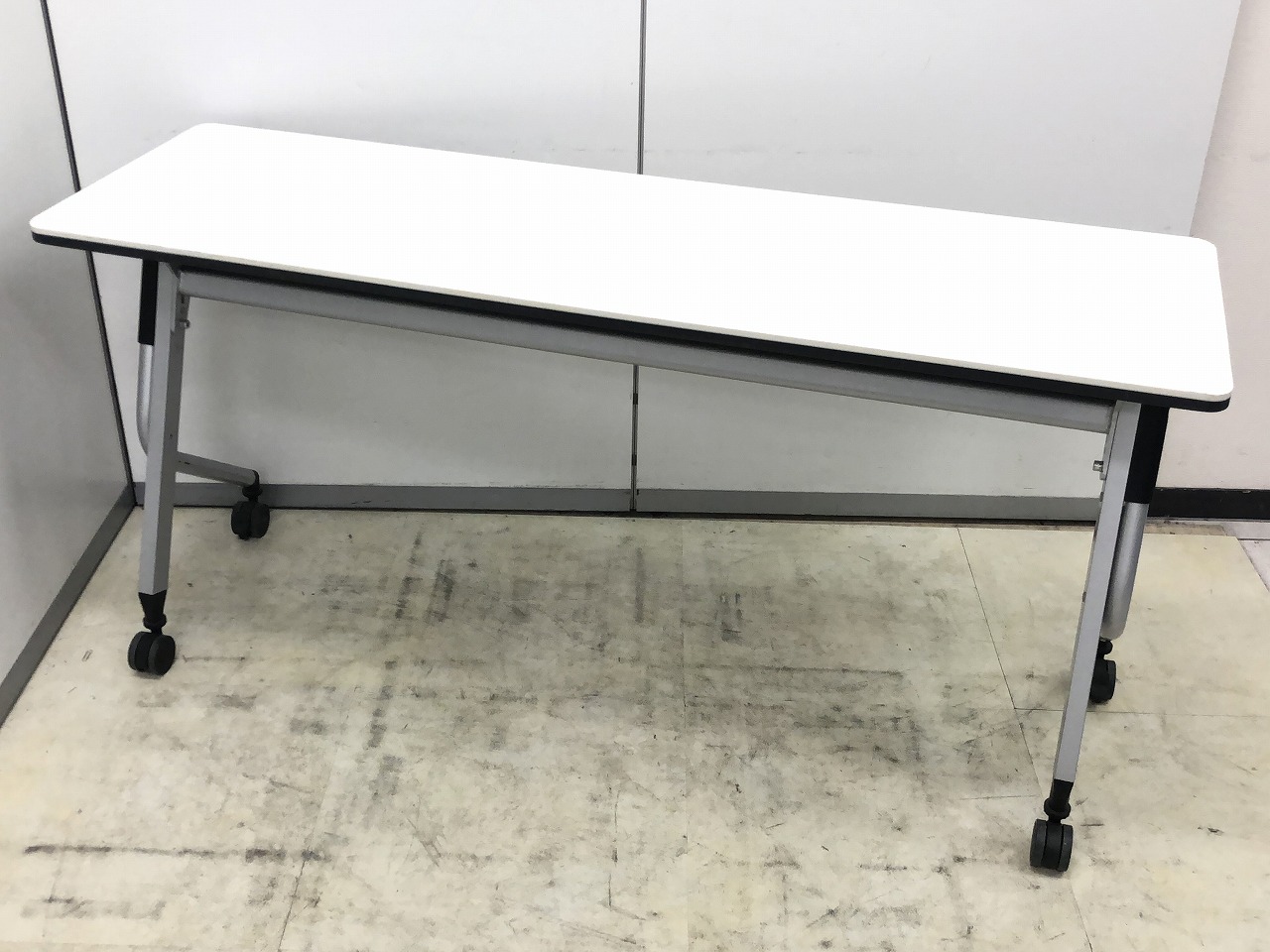 【6台入荷】プラス製会議用折り畳みテーブル　人気のホワイト
                        その他シリーズ
                                    中古
            