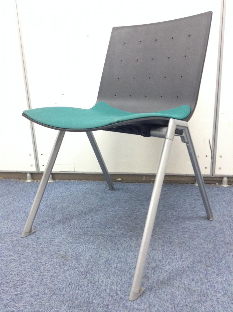 背面ブラック×座面グリーン　オシャレな内田洋行製スタッキングチェア
                        その他シリーズ
                                    中古
            
