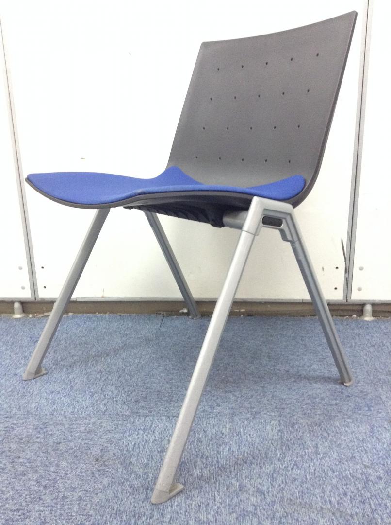 【4脚限定】背面ブラック×座面ブルー　カッコいいスタッキングチェア
                        MX-250 シリーズ
                                    中古
            