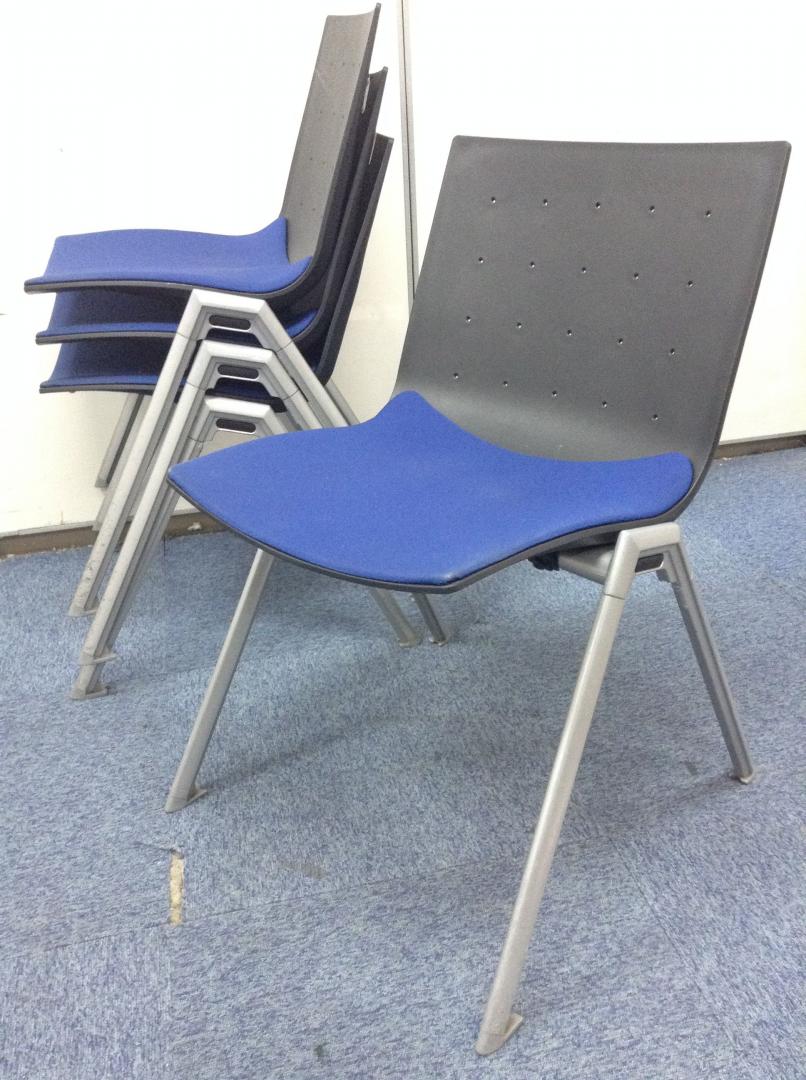 【4脚1セット価格】背面ブラック×座面ブルー　お洒落なスタッキングチェア
                        その他シリーズ
                                    中古
            