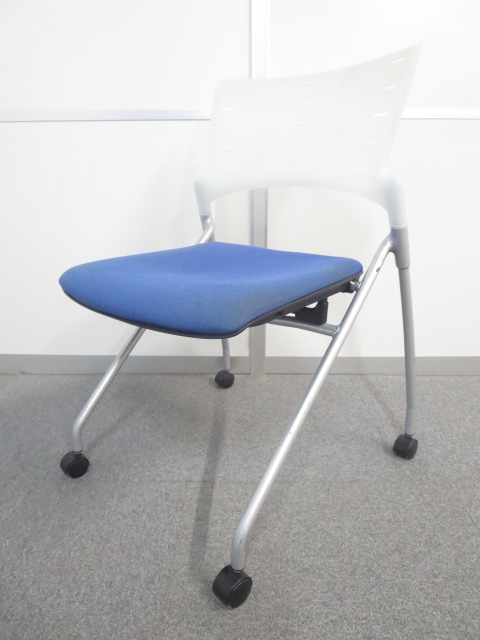 【セミナー・会議用にオススメ】■イトーキ　マノスチェア　ブルー×クリアホワイト　■重ねて収納可能！使わないときは場所を取らないチェアです。
                        マノス
                                    中古
            