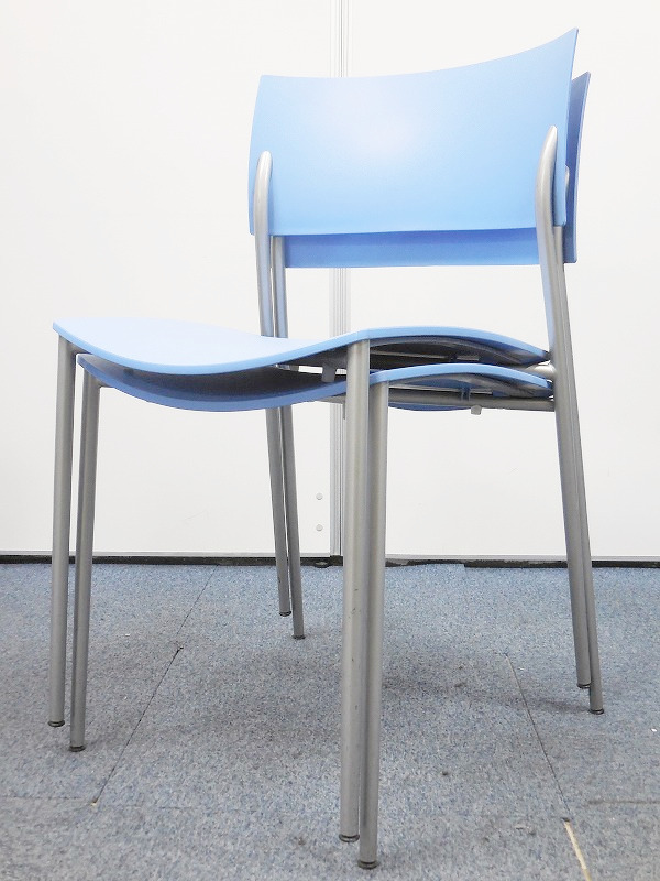 【セットでお買い得！】清潔感溢れるブルーのスタッキングチェア！使わないときは重ねて収納可能！会議室や研修スペースにいかがでしょうか！
                        ch@ty
                                    中古
            