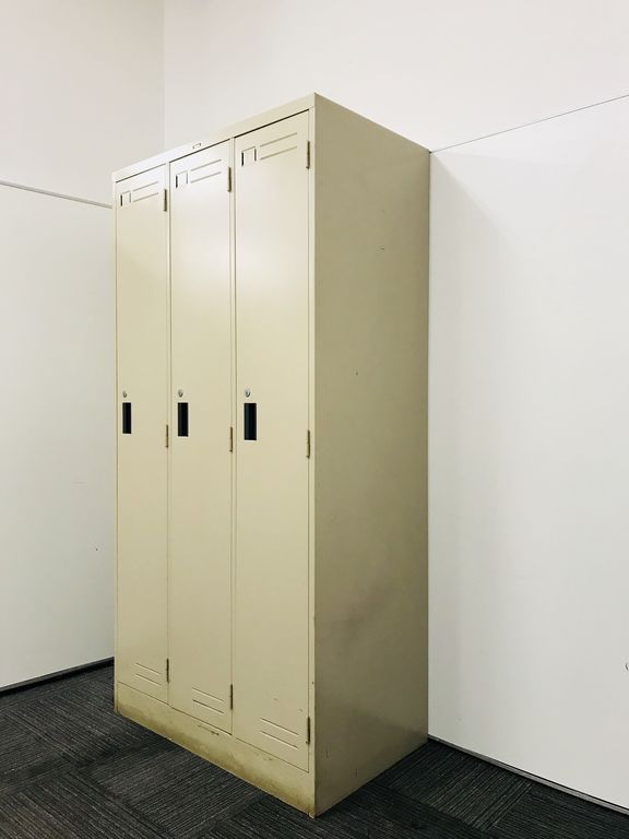 【コクヨ製・3人用ロッカー】定番商品！一人一人が広く使えるロッカーです！
                        LK
                                    中古
            