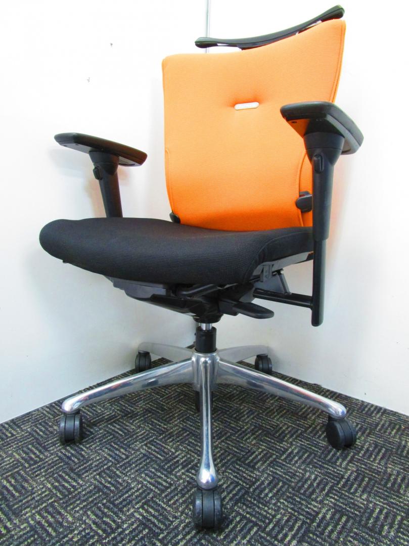 【￥15,000⇒￥12,000】【在庫一掃のため特別価格！】高機能な肘付きチェアが安い！便利なコートハンガー付き！明るいオレンジカラー！【中古オフィス家具】【さいたま市】
                        フィーゴ
                                    中古
            