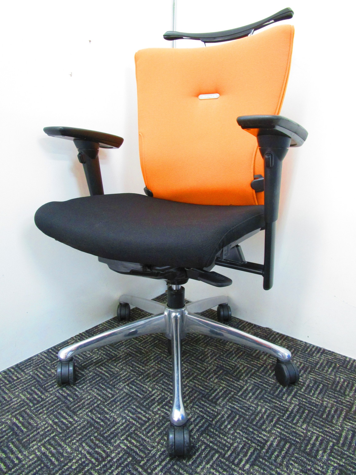 【￥13,000⇒￥10,000】【おつとめ品】高機能な肘付きチェアが安い！便利なコートハンガー付き！明るいオレンジカラー！【中古オフィス家具】【さいたま市】【B】
                        フィーゴ
                                    中古
            