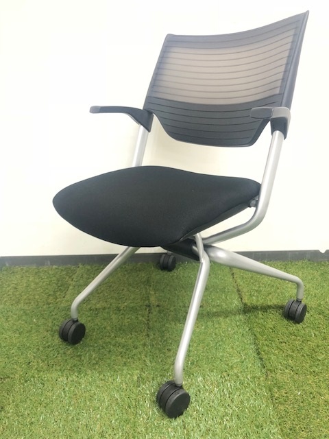 【2脚入荷】樹脂製の背もたれで優しく包みこみます!
                        レクシブ
                                    中古
            