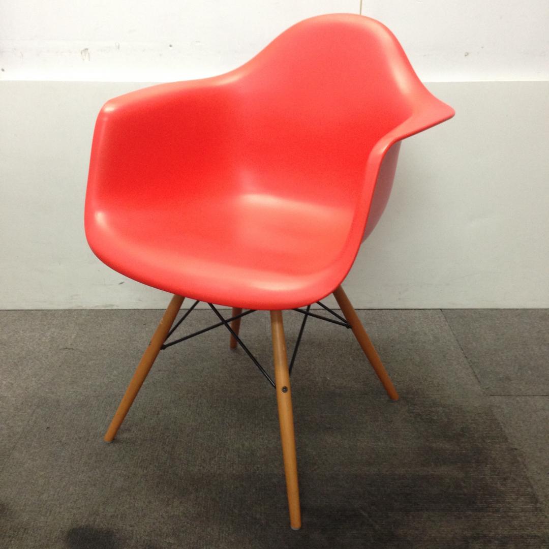 【在庫入替の為お安く！】お洒落なイームズからアームシェルチェアが各色入荷しました！
                        シェルチェア
                                    中古
            