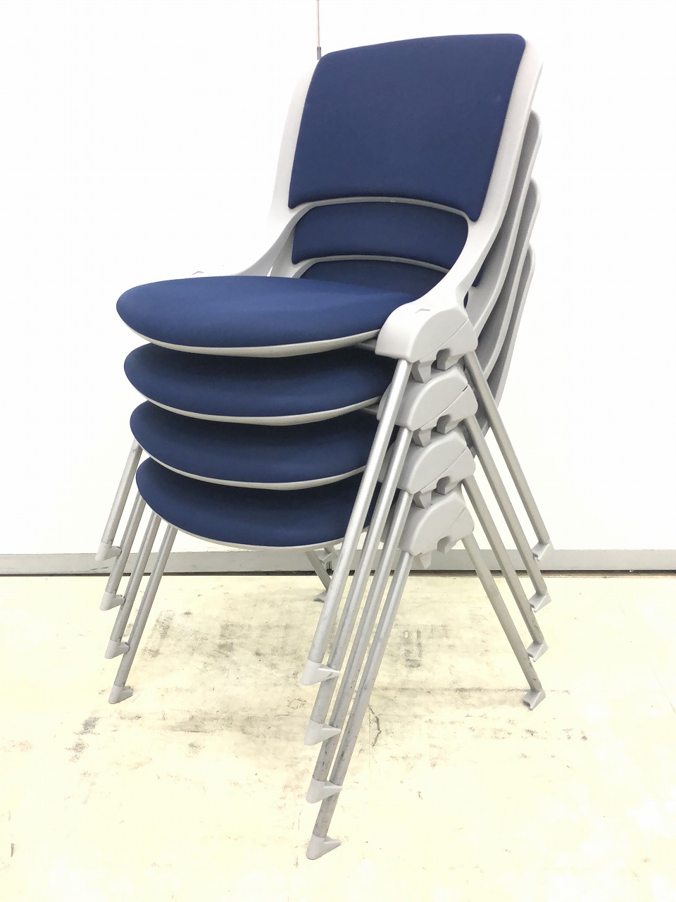 【4脚販売です！】背面と座面のクッションが気持ちいいミーティングチェア！！
                        その他シリーズ
                                    中古
            