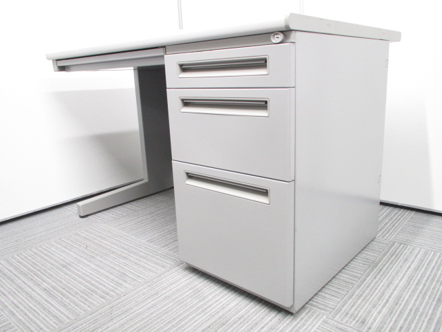 【状態良好品が入荷！】内田洋行製　丈夫が売りのFEEDデスクシリーズ！幅1200mmの片袖机！汚れが目立ちにくいグレー【ロングセラー商品です！】 
                        FEED
                                    中古
            