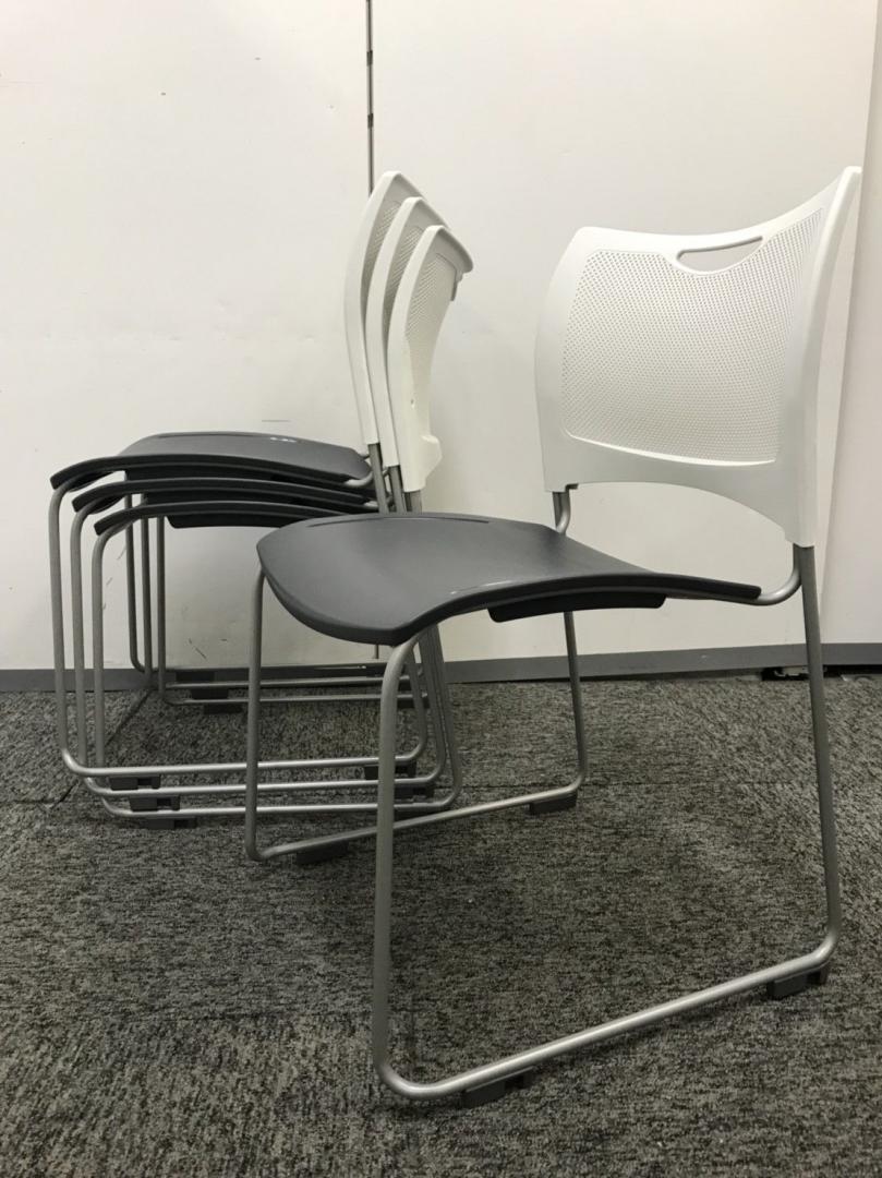 【4脚セット販売】グレーのスタッキングチェアの入荷です！積み重ねて使えるので、場所を取りません！
                        その他
                                    新古品
            