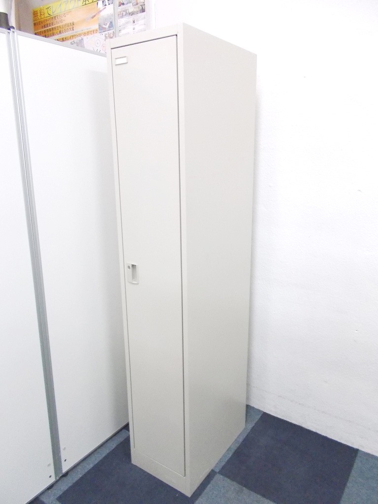 【コンパクトな幅320mm!!】限られたスペースにも設置が出来るスリムな1人用ロッカー!!掃除用具入れとしてもご利用いただけます!!
                        FZ
                                    中古
            