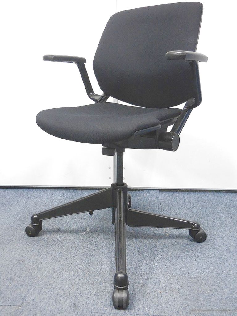 【10脚入荷！！】収納便利！スチールケース製のスタッキングチェア！
                        その他シリーズ
                                    中古
            