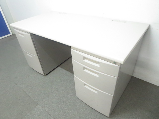 【役職者様にオススメ！】■イトーキ製　両袖机（W1400mm）■定番人気のCZデスクシリーズ
                        CZ
                                    中古
            