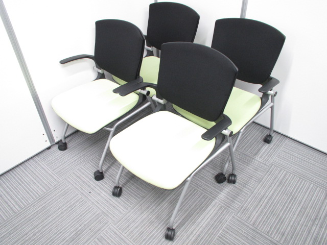 [専門業者によりクリーニング済み]【お得な4脚セット販売！】￥32.000→￥30.000 岡村製作所(オカムラ)製 グラータ ブラック グリーン コンパクト ネスティング　スタッキング 肘付き
                        グラータ
                                    中古
            