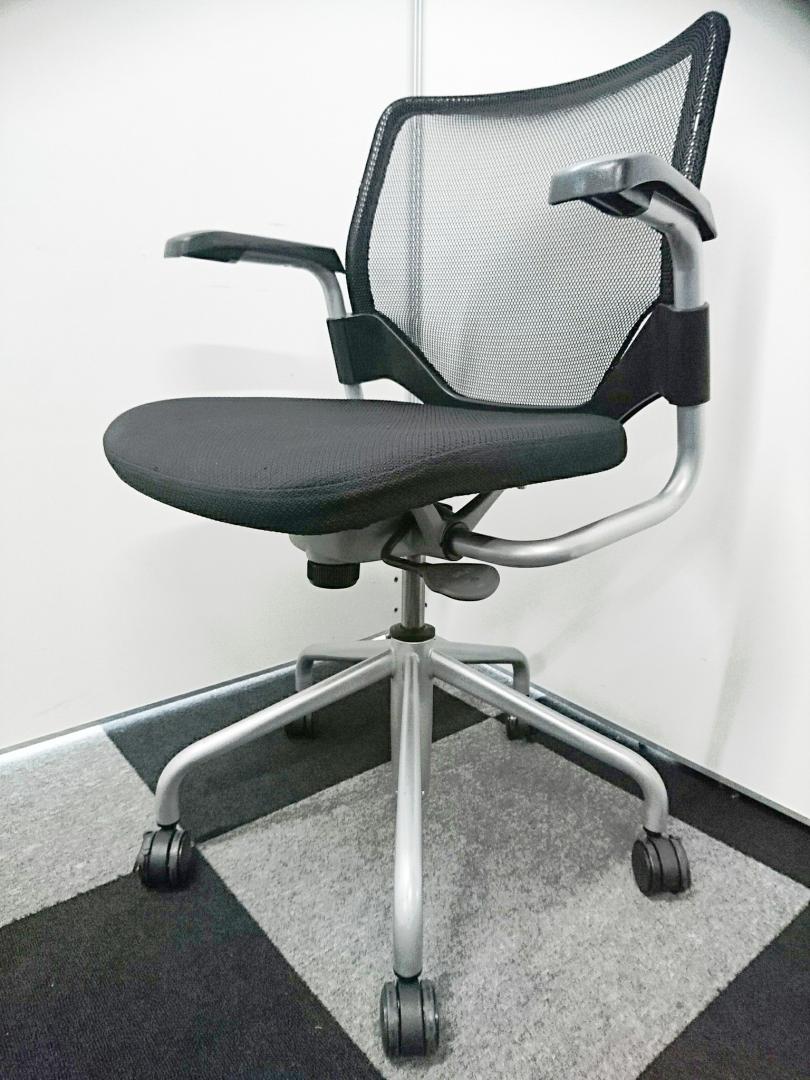 【8脚入荷】ミーティングテーブルと合わせて高級な会議スペースを演出します
                        エアリ
                                    中古
            