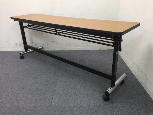 【大量入荷】【おつとめ品】折りたためてスッキリ！キャスター付きで移動も楽々｜スタックテーブル
                        -
                                    中古
            